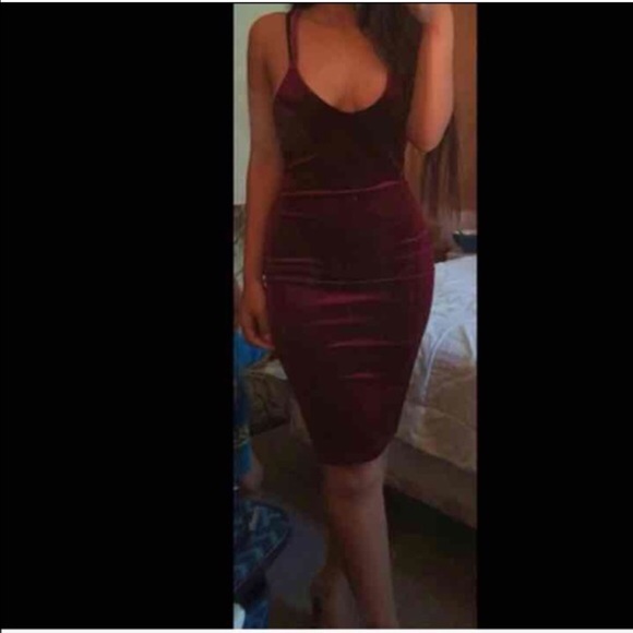 Red velvet dress - Picture 3 of 6