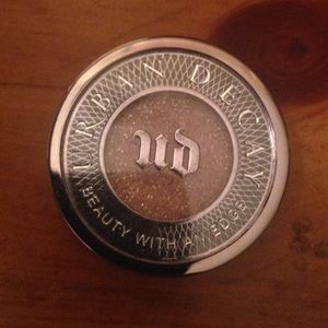Urban Decay eyeshadow in Snatched