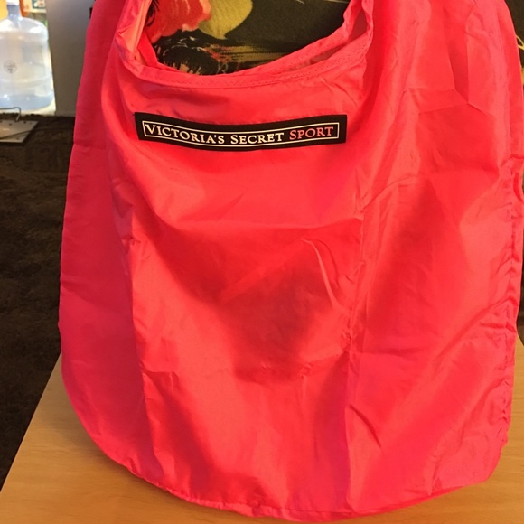 NWT VS Pink foldable Sport bag - Picture 3 of 4