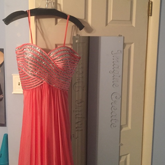 La Femme Coral Prom Dressq