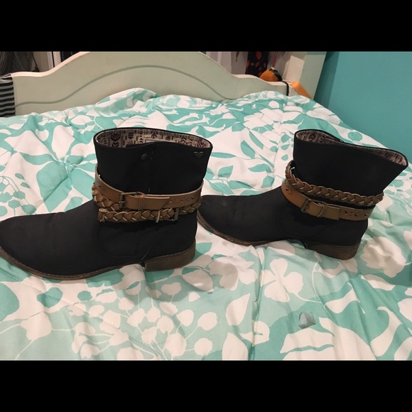 Roxy boots.
