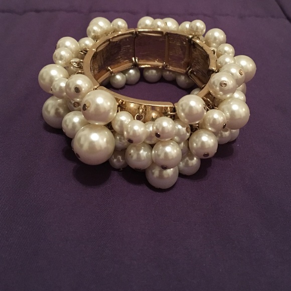 Jewelry - Pearl cuff one size