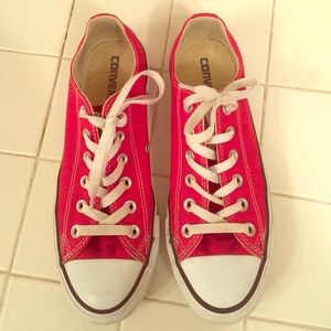 👣ONE DAY SALE👣Red low top Converse
