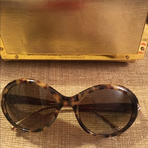 David Yurman Accessories - David Yurman waverly sunglasses, like new