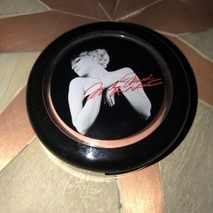 Mac Marilyn Monroe "Legendary" blush