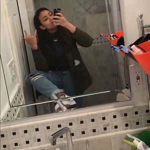 Meet your Posher, Mona