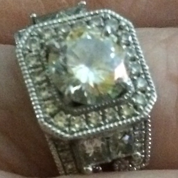 Beautiful Custom Platinum Diamond Engagement Ring - Picture 1 of 4