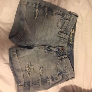 Madewell distressed jean short size 25