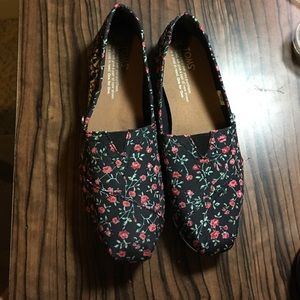 Black and Red Floral Toms Size 6