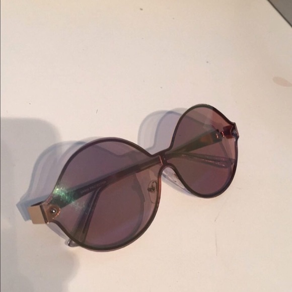 Woman's sunglasses.