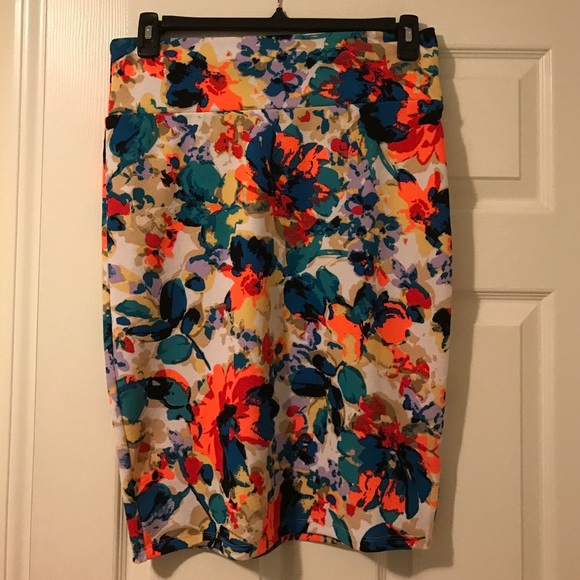 Gorgeous LulaRoe Cassie - abstract floral print!
