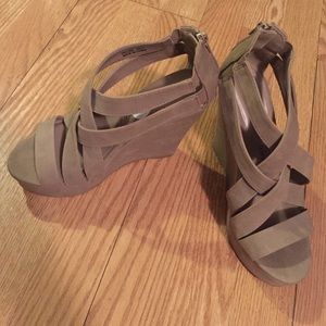 Chinese Laundry size 7 taupe/tan wedges
