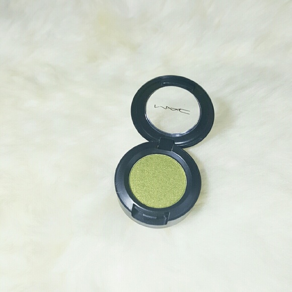 Genuine MAC Veluxe Pearl Eyeshadow "Lucky Green"
