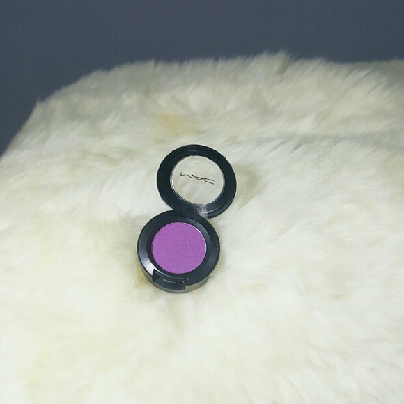 Genuine MAC eyeshadow "Vibrant Grape"