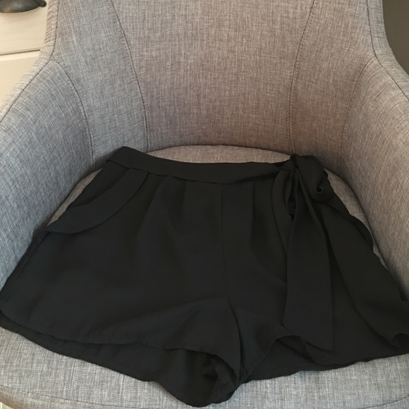 Pants - 🌾Black dress shorts with bow