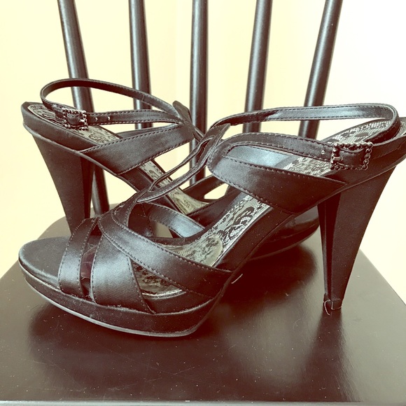 Kenneth Cole Reaction dressy black pumps