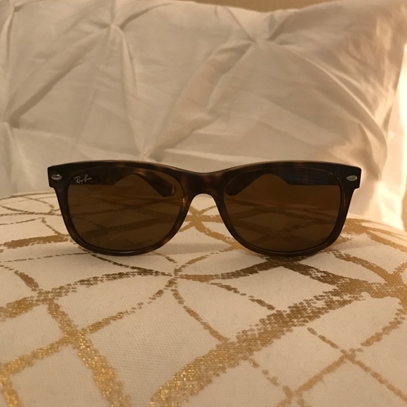 RAY- BAN SUNGLASSES Wayfarer 710