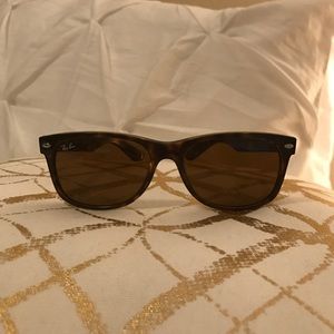 RAY- BAN SUNGLASSES Wayfarer 710