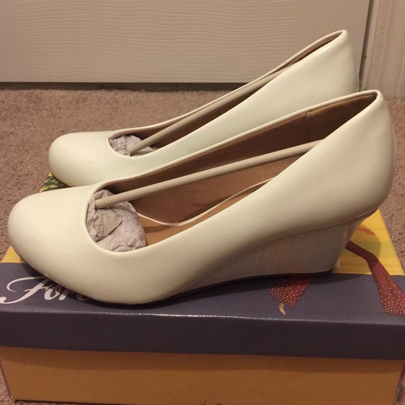 White Round-Toe Wedges