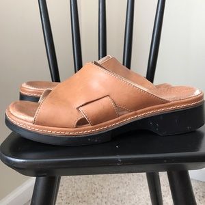 Clarks flat tan sandals