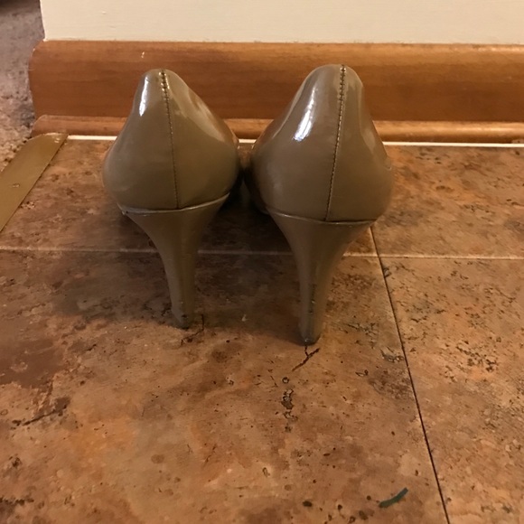 Like New!!! Tan Leather, Rounded-Toe heels - Picture 3 of 4