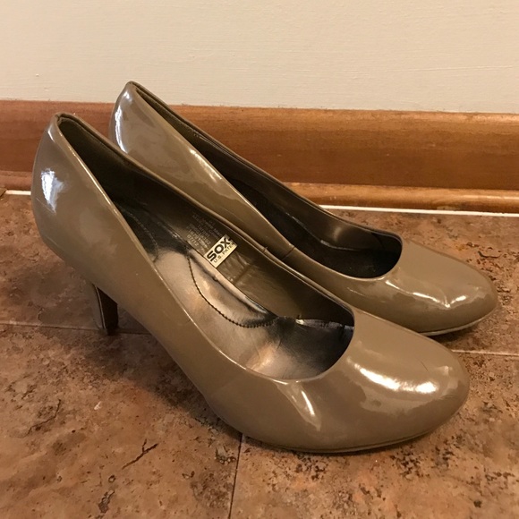 Like New!!! Tan Leather, Rounded-Toe heels - Picture 2 of 4