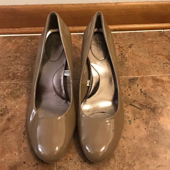 Like New!!! Tan Leather, Rounded-Toe heels - Picture 1 of 4