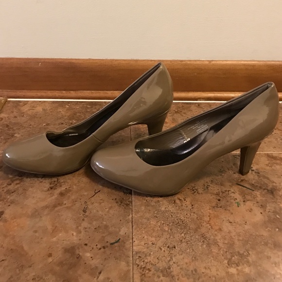 Like New!!! Tan Leather, Rounded-Toe heels - Picture 4 of 4