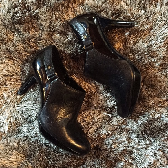 Bandolino Shoes - BANDOLINO Cassion Black Leather Bootie