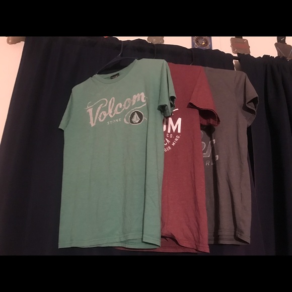 A lot of 3 men's y shirts