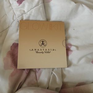 Anastasia Beverly Hills glow kit