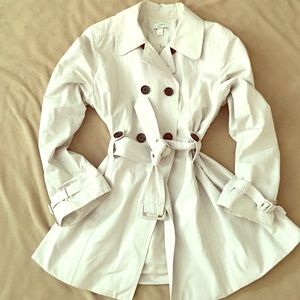 Timeless Trench with contrasting blue buttons