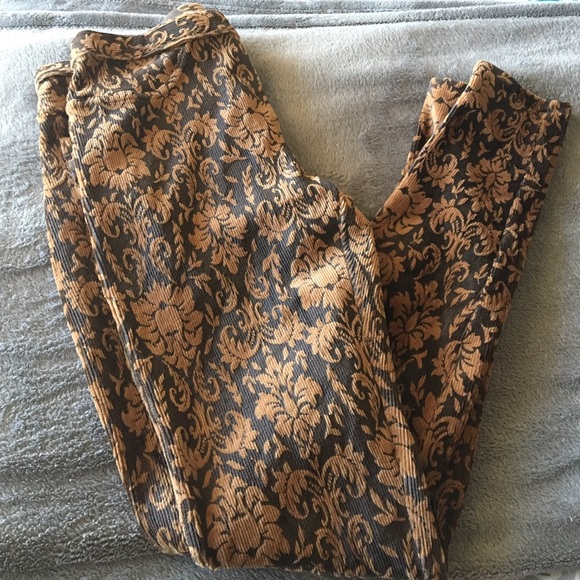 Hue Comfy corduroy pants with paisley design!