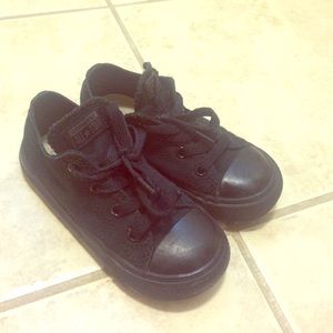 Low top black converse