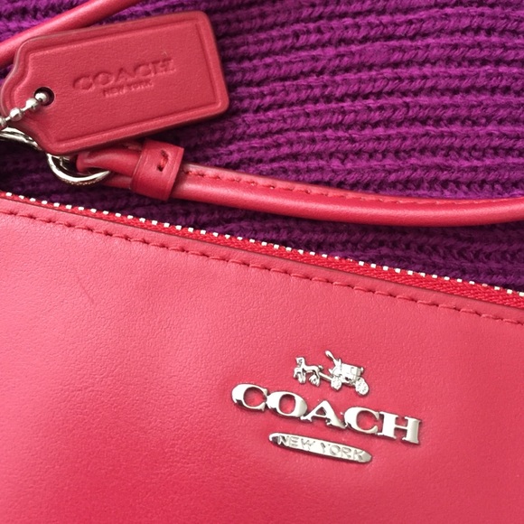 NWT Coach, smooth red leather wristlet - Authentic - Picture 2 of 4