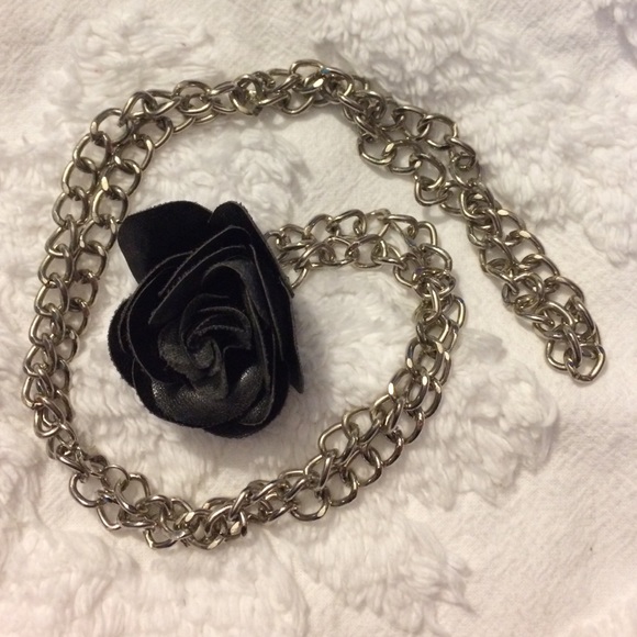 Long metal necklace with faux leather rose 🎉