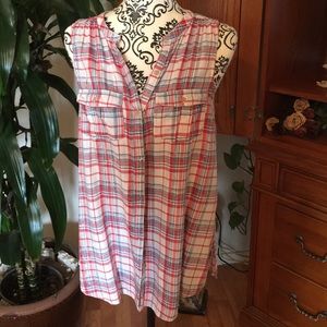 Sleeveless button up cotton top.