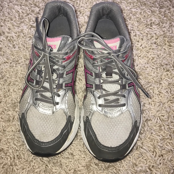 Tennis shoes