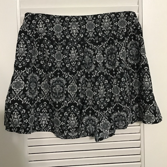 Shorts that almost look like a skirt - Picture 1 of 2