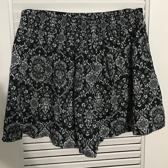 Shorts that almost look like a skirt - Picture 2 of 2