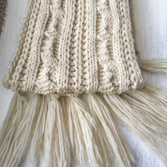 Chunky cable knit scarf