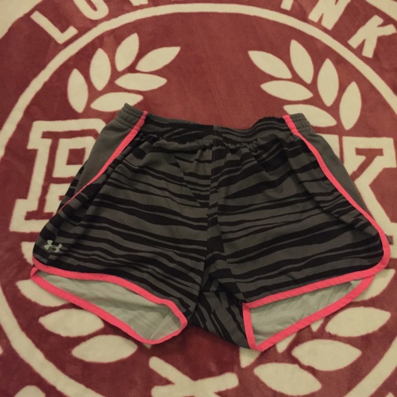 Size medium under Armour shorts PRICE DROP