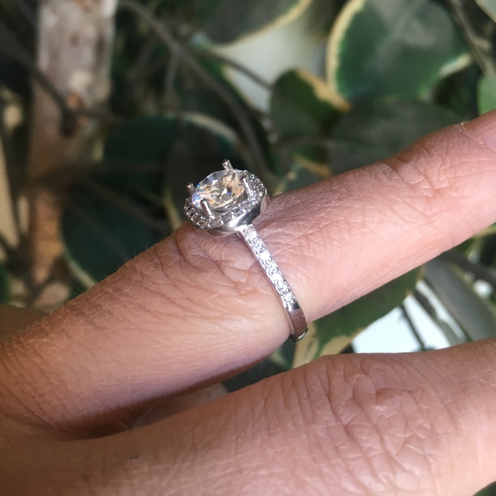 1.95 CTW Cubic Zirconia Silver Ring (size 6) NIB - Picture 5 of 8