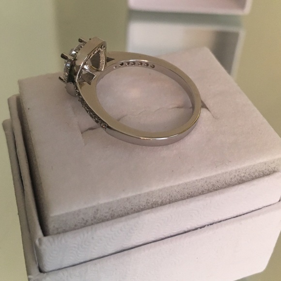 1.95 CTW Cubic Zirconia Silver Ring (size 6) NIB - Picture 2 of 8