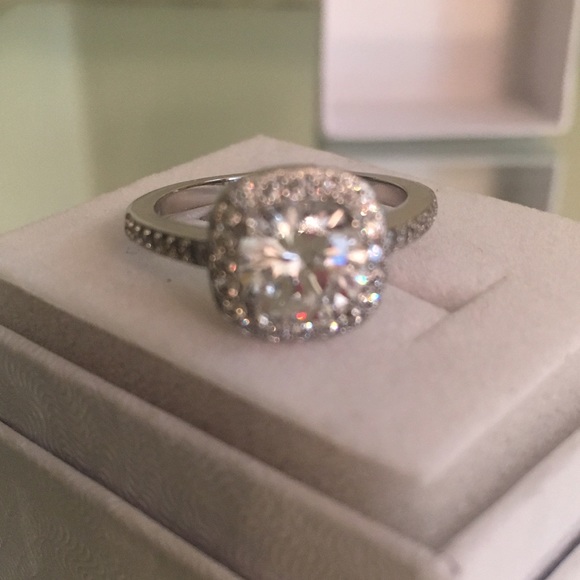 1.95 CTW Cubic Zirconia Silver Ring (size 6) NIB - Picture 3 of 8