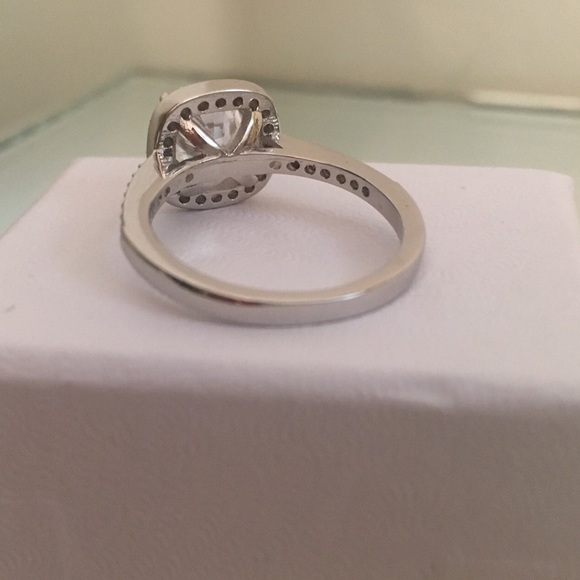 1.95 CTW Cubic Zirconia Silver Ring (size 6) NIB - Picture 4 of 8