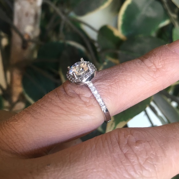 1.95 CTW Cubic Zirconia Silver Ring (size 6) NIB - Picture 5 of 8