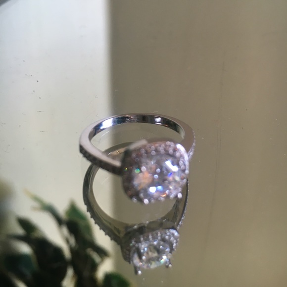 1.95 CTW Cubic Zirconia Silver Ring (size 6) NIB - Picture 8 of 8