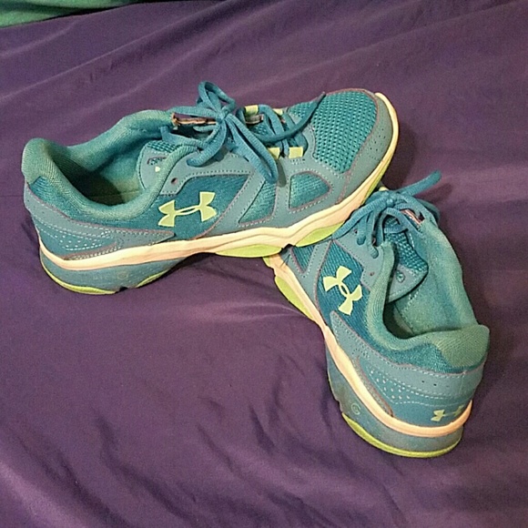Blue Under Armour sneaks