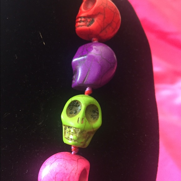 Stone skull necklace, multi colored - Picture 3 of 3